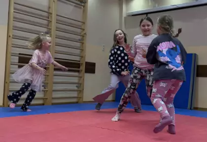 Zabawy ruchowe dzieci na sali zabaw