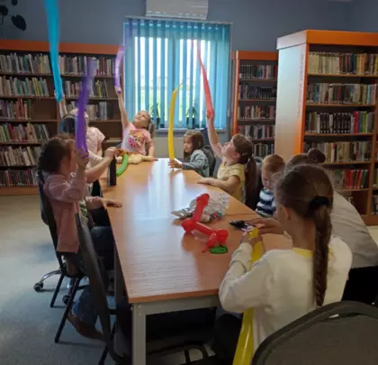 Dzieci ozdabiają balonowe pieski.