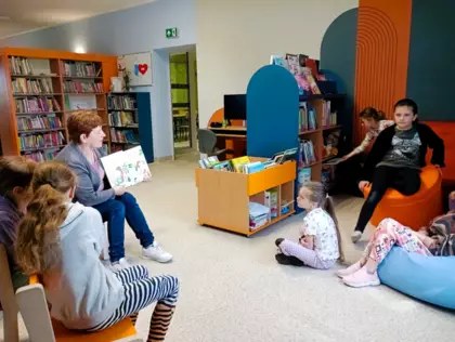 Pani bibliotekarka opowiada o nowościach książkowych.