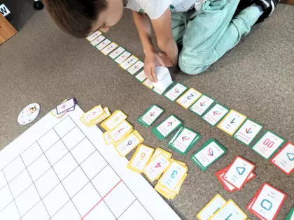 Chłopiec koduje GeniBota.