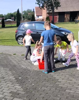 Dzieci puszczają bańki.