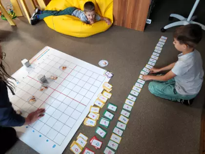 Chłopiec tworzy trasę dla GeniBota.