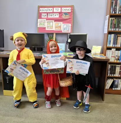 Trzech laureatów, którzy wygrali dyplom i książeczkę za najpiękniejszy kostium.