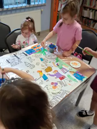 Dzieci w trakcie malowania farbami kolorowanki XXL.