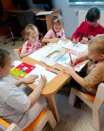 Dzieci robią zakładki do swoich wygranych książek.