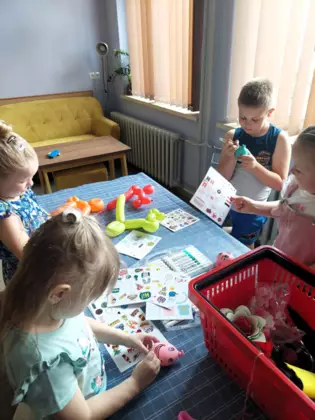 Uczestnicy zajęć dekorują gniotki.