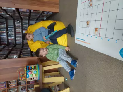 Dzieci przyglądają się z zainteresowaniem jak inne dzieci wyznaczają trasę robotom.