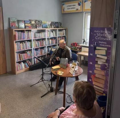 Pan Kotyś gra na gitarze.