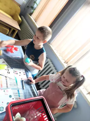 Uczestnicy zajęć naklejają nakleijki na gniotki.