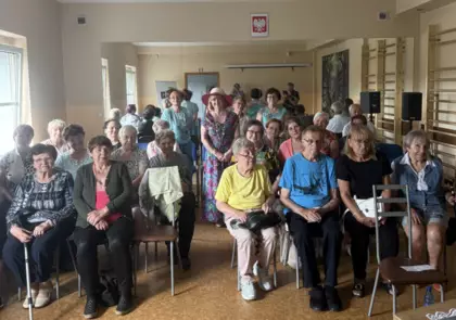 Wspólne zdjęcie uczestników po spotkaniu autorskim.