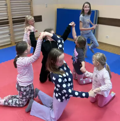 Zabawy ruchowe dzieci na sali zabaw