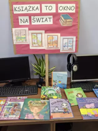 Transparent z napisem Książka to okno na świat.