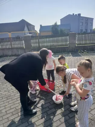 Dzieci puszczają bańki.