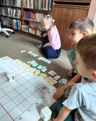 Dziewczynka koduje GeniBota.