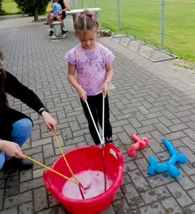 Dziewczynka puszcza bańki.