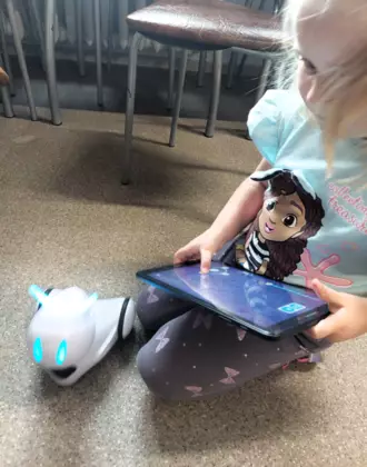 Dziewczynka wyznacza trasę Photonowi.