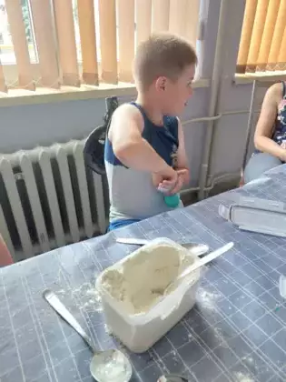 Chłopiec w trakcie robienia gniotka.