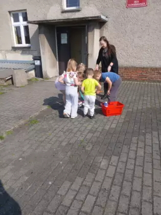 Dzieci puszczają bańki.