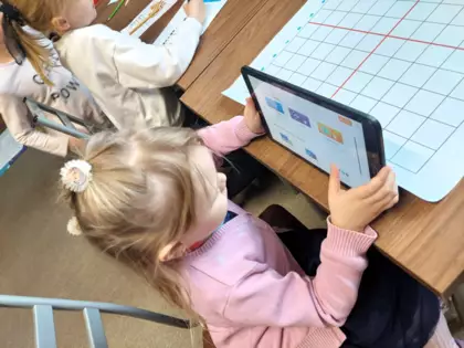 Dziewczynka steruje Photonem.