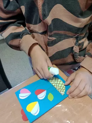 Dziewczynka w trakcie projektowania kartki okolicznościowej.