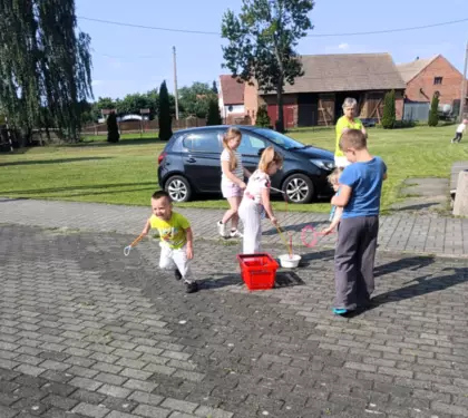 Dzieci puszczają bańki.