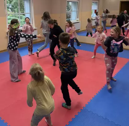 Zabawy ruchowe dzieci na sali zabaw