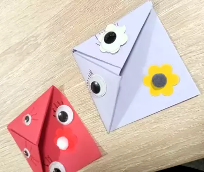 Dwie zakładki, czerwona i szara.