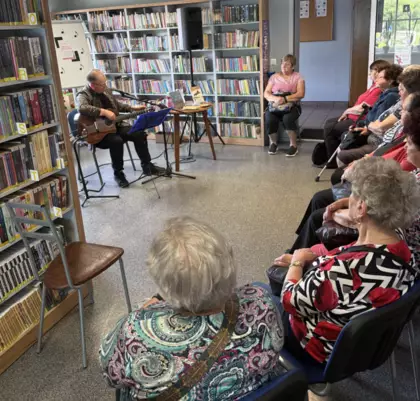 Poezją pisane, muzyką wyśpiewane - spotkanie z Panem Józefem Kotysiem w Pawonkowie