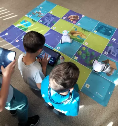 Trzech chłopców rozpracowują trasę dla Photona.