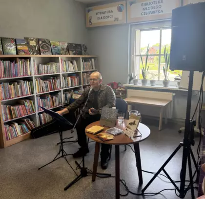 Pan Kotyś gra na gitarze.