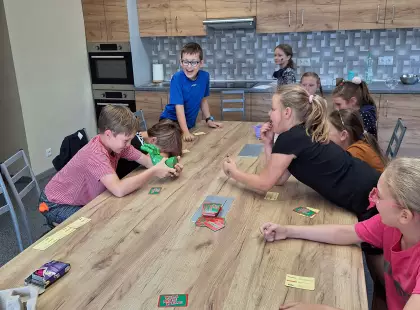 Dzieci grają w grę - Ręka mnie nęka.