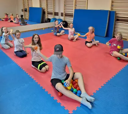 Zabawy ruchowe na sali gimnastycznej.