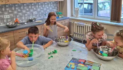 Dzieci bawią się w wyścigi statków.