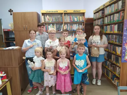 Zdjęcie grupowe po zajęciach rękodzielniczych.