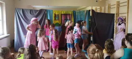 Dzieci biorą czynny udział w przestawieniu teatralnym.