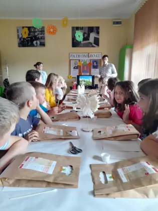 Dzieci słuchają historii powstania Osikowej Doliny.