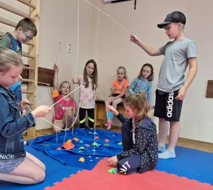 Dzieci łowią rybki.