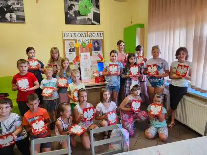 Zdjęcie grupowe po zajęciach plastycznych.