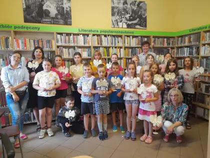 Zdjęcie grupowe po warsztatach rękodzielniczych.