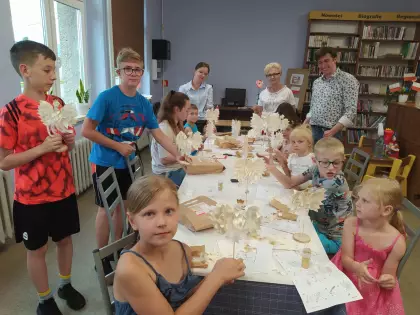 Dzieci trzymają w rękach statuetkę Orła Białego.