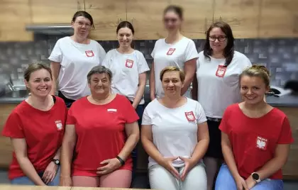 Wspólne zdjęcie po warsztatach szycia uczestniczek ubranych w uszyte koszulki.