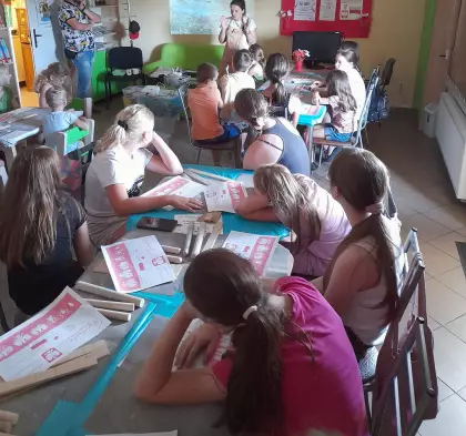 Prezentacja multimedialna na warsztatach ceramicznych.