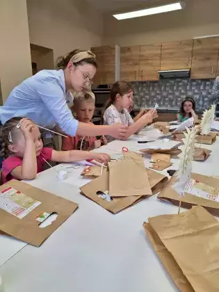 Uczestnicy spotkania wykonują statuetkę Orła Białego.
