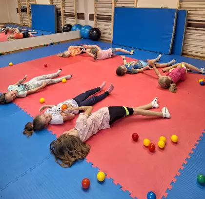 Zabawy ruchowe na sali gimnastycznej.