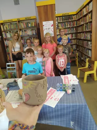 Wspólne zdjęcie po warsztatach ceramicznych.
