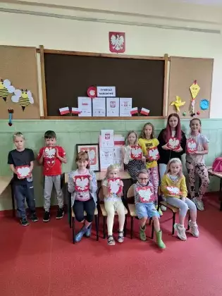 Zdjęcie grupowe po zajęciach plastycznych.