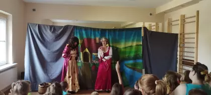 Dzieci oglądają przedstawienie teatralne w wykonaniu studia teatralnego KRAK-ART.