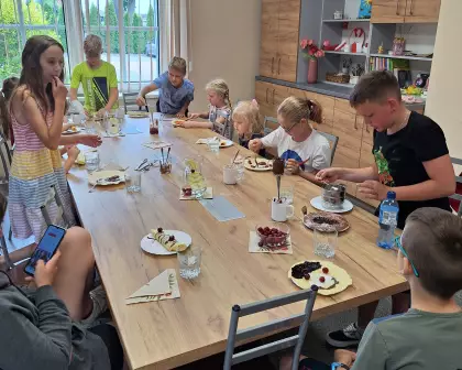 Dzieci ozdabiają naleśniki na mini konkurs.