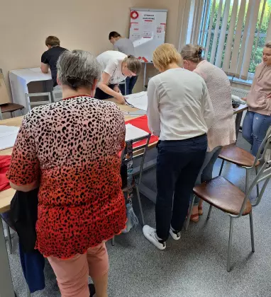 Uczestniczki warsztatów szyją koszulki patriotyczne.