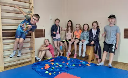 Zdjęcie grupowe dzieci trzymających w rękach wędki.